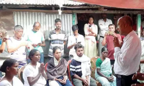 Siliguri के मेयर गौतम देब ने हाथी के हमले में मारे गए दो लोगों के परिजनों से मुलाकात की