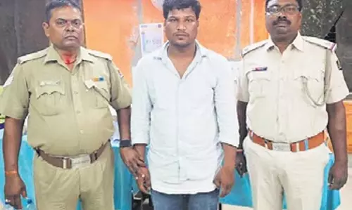 Ganjam में विदेश में नौकरी दिलाने का वादा कर युवाओं को ठगने के आरोप में एक व्यक्ति गिरफ्तार Ganjam में विदेश में नौकरी दिलाने का वादा कर युवाओं को ठगने के आरोप में एक व्यक्ति गिरफ्तार