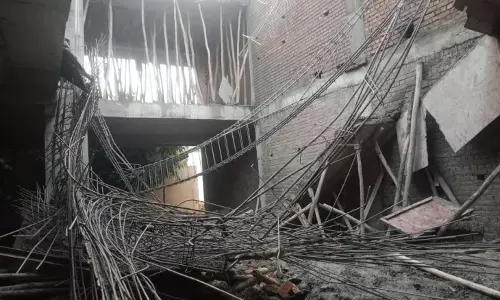 Mathura: ट्रांसपोर्ट नगर में घटिया निर्माण की वजह से गिरी इमारत Mathura: ट्रांसपोर्ट नगर में घटिया निर्माण की वजह से गिरी इमारत