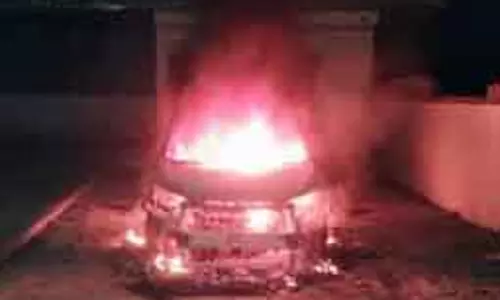 ट्रक और कार में लगी आग, खड़ी थी दोनों गाड़ियां ट्रक और कार में लगी आग, खड़ी थी दोनों गाड़ियां