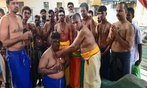 स्वामीये चरणम अयप्पा..Sabarimala के भक्तों ने माला पहनकर शुरू किया उपवास स्वामीये चरणम अयप्पा..Sabarimala के भक्तों ने माला पहनकर शुरू किया उपवास