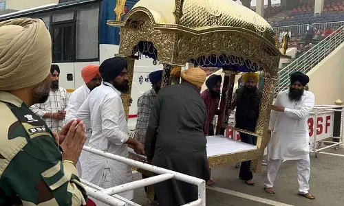 Guru Nanak की जयंती सीमा के दोनों ओर हर्षोल्लास से मनाई गई