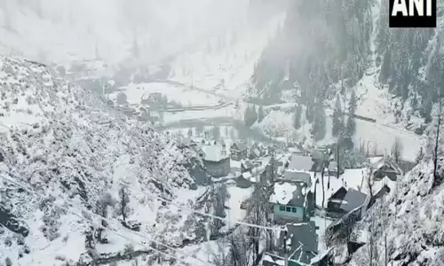 J-K: कुपवाड़ा के माछिल सेक्टर में ताजा बर्फबारी हुई