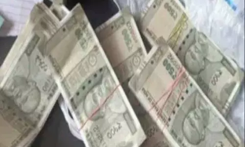 किशोर ने अपने घर में चोरी किया 5 लाख रुपए, कोलकाता भागने की फ़िराक में था, गिरफ्तार किशोर ने अपने घर में चोरी किया 5 लाख रुपए, कोलकाता भागने की फ़िराक में था, गिरफ्तार