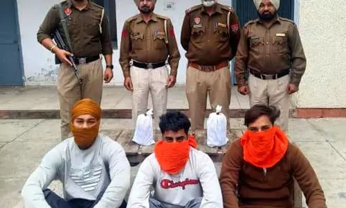 Punjab: हेरोइन और रिवॉल्वर के साथ तीन ड्रग तस्कर गिरफ्तार Punjab: हेरोइन और रिवॉल्वर के साथ तीन ड्रग तस्कर गिरफ्तार