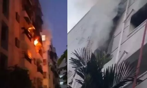 Hyderabad: पुप्पलागुडा में एक अपार्टमेंट में आग लग गई Hyderabad: पुप्पलागुडा में एक अपार्टमेंट में आग लग गई