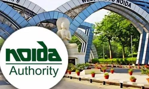 Noida: प्राधिकरण आपके द्वार कार्यक्रम के तहत अधिकारियों ने सेक्टर के लोगों की समस्या सुनी