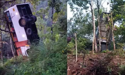 Kerala : कन्नूर में बस पलटने से दो लोगों की मौत, कई घायल