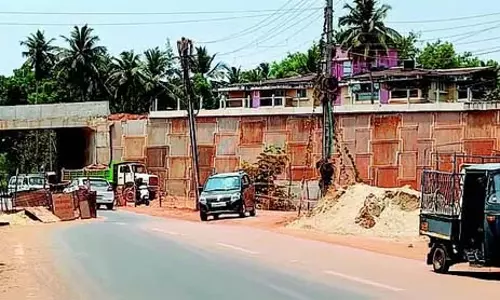 Khariband-Benaulim में लगातार दुर्घटनाएं और बाढ़ से सड़क निर्माण कार्य पर विरोध