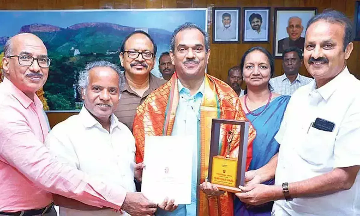 SVU ने सर्वश्रेष्ठ शिक्षकों को सम्मानित किया SVU ने सर्वश्रेष्ठ शिक्षकों को सम्मानित किया