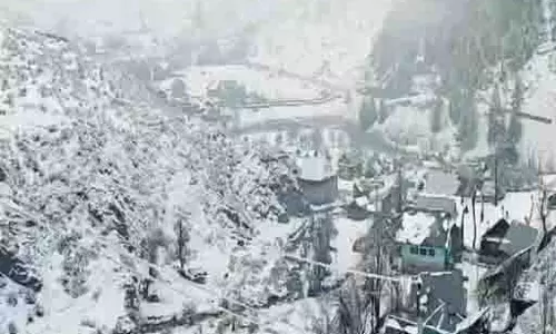 जम्मू-कश्मीर: Kupwara के माछिल सेक्टर में ताजा बर्फबारी, क्षेत्र का प्राकृतिक सौंदर्य बढ़ा