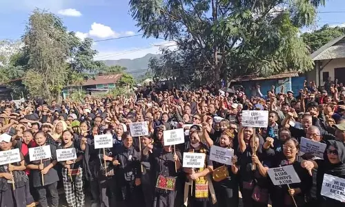 Manipur में ‘10 ग्रामीण स्वयंसेवकों की सामूहिक हत्या’ के विरोध Manipur में ‘10 ग्रामीण स्वयंसेवकों की सामूहिक हत्या’ के विरोध