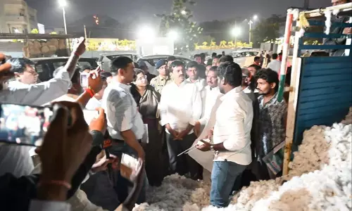 Ponguleti ने अधिकारियों से धान और कपास किसानों की मदद करने का आग्रह किया Ponguleti ने अधिकारियों से धान और कपास किसानों की मदद करने का आग्रह किया