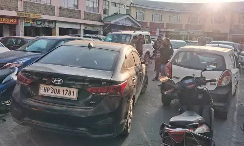 SDA कॉम्प्लेक्स के पास बेतरतीब पार्किंग SDA कॉम्प्लेक्स के पास बेतरतीब पार्किंग