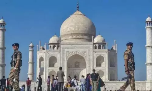 Taj Mahal घूमने के दौरान बीमार पड़ने से विदेशी महिला पर्यटक की मौत Taj Mahal घूमने के दौरान बीमार पड़ने से विदेशी महिला पर्यटक की मौत