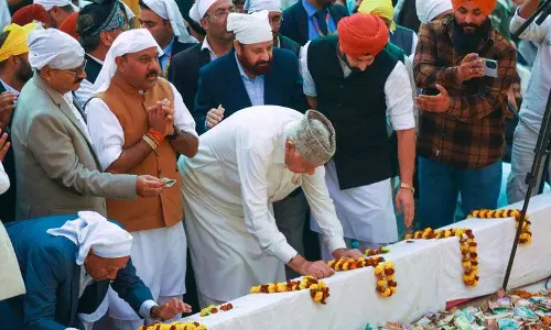गुरु नानक जयंती मनाने के लिए नेताओं ने Jammu के गुरुद्वारों का दौरा किया गुरु नानक जयंती मनाने के लिए नेताओं ने Jammu के गुरुद्वारों का दौरा किया