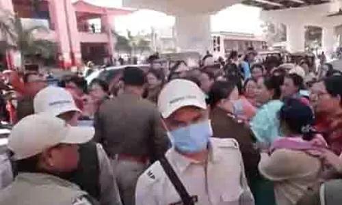 बढ़ते तनाव के बीच Manipur की महिला विक्रेताओं ने कथित अपहरण के खिलाफ प्रदर्शन किया बढ़ते तनाव के बीच Manipur की महिला विक्रेताओं ने कथित अपहरण के खिलाफ प्रदर्शन किया