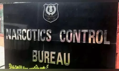 NCB: पश्चिम बंगाल से कुख्यात फेंसिडिल तस्कर गिरफ्तार NCB: पश्चिम बंगाल से कुख्यात फेंसिडिल तस्कर गिरफ्तार