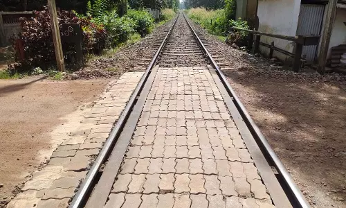 दक्षिण पश्चिम रेलवे ने Velsao रेलवे फाटक पर असमान सड़क की मरम्मत की