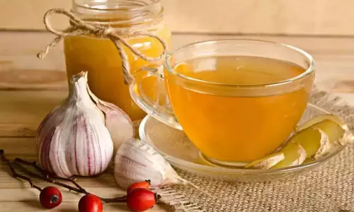 खाली पेट शहद में भिगोए हुए लहसुन का सेवन करने से कई स्वास्थ्य लाभ होते