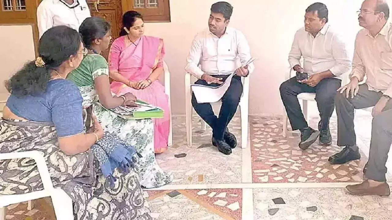Hyderabad: शहर में गणनाकार पेंसिल से परिवारों का ब्यौरा लिख रहे हैं Hyderabad: शहर में गणनाकार पेंसिल से परिवारों का ब्यौरा लिख रहे हैं