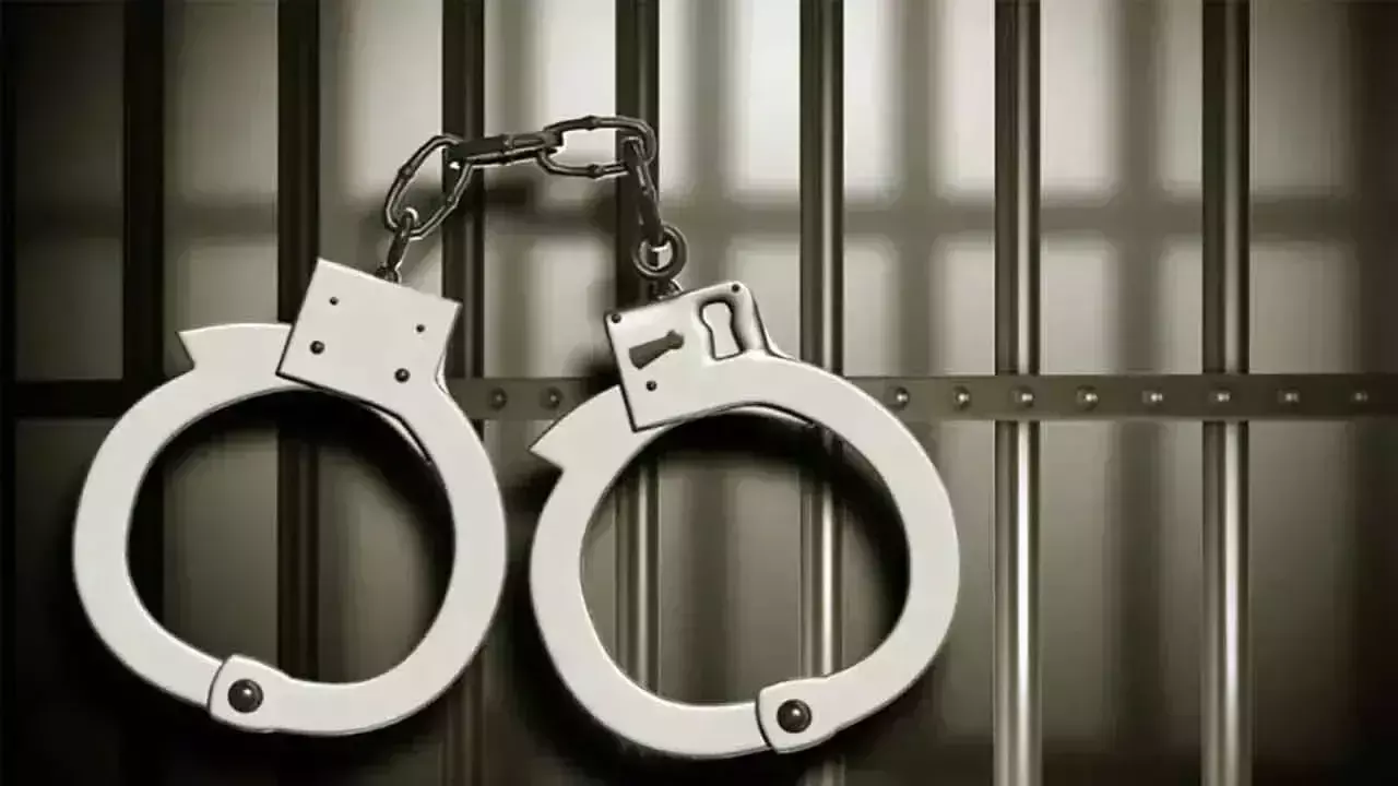 Hyderabad: पुलिस ने चोर गिरोह का भंडाफोड़ कर चार लोगों को किया गिरफ्तार Hyderabad: पुलिस ने चोर गिरोह का भंडाफोड़ कर चार लोगों को किया गिरफ्तार