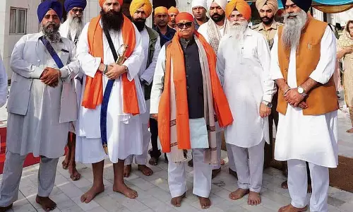 Punjab के राज्यपाल ने गुरुद्वारा नाडा साहिब में मत्था टेका Punjab के राज्यपाल ने गुरुद्वारा नाडा साहिब में मत्था टेका