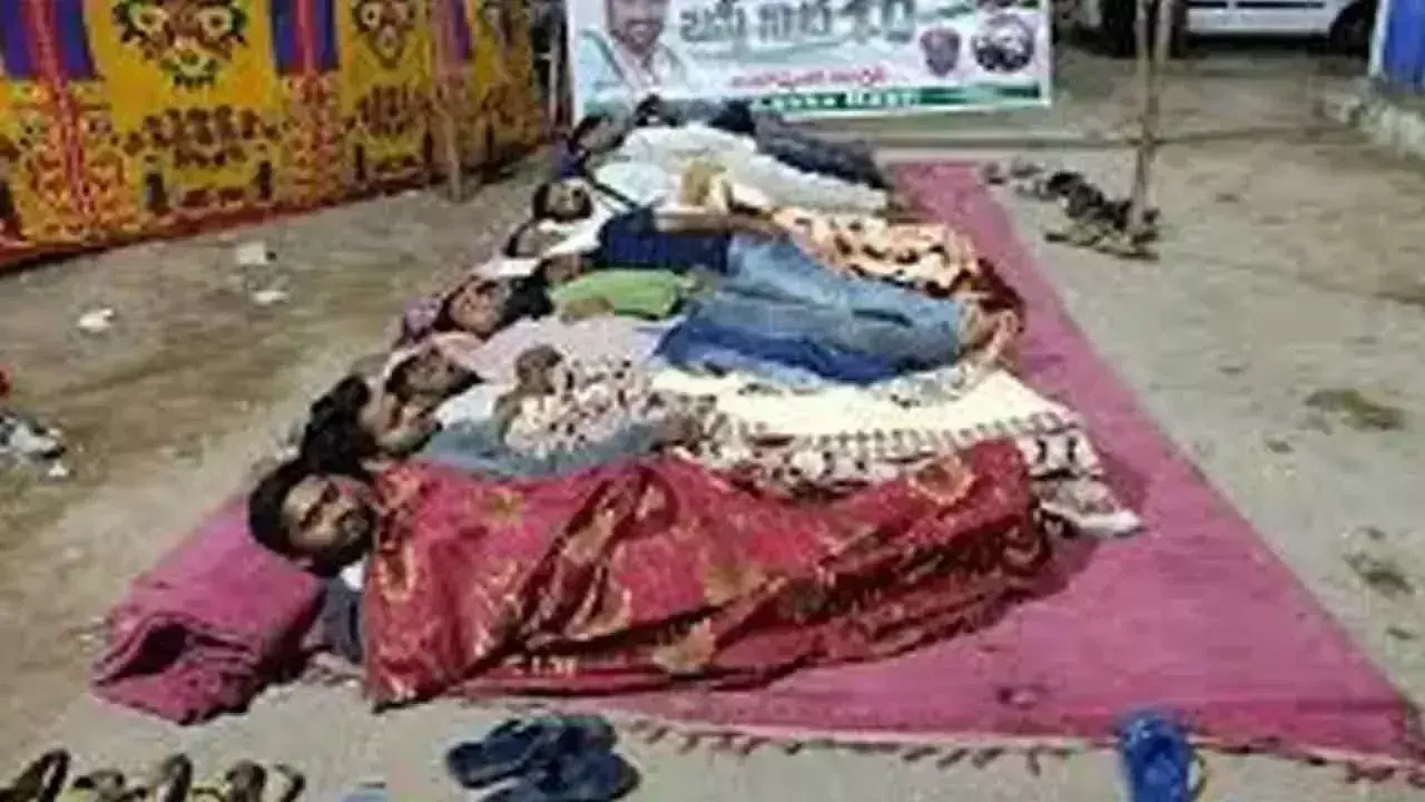 Telangana: बस्ती निद्रा कार्यक्रम में प्रमुख नेता भाग लेंगे Telangana: बस्ती निद्रा कार्यक्रम में प्रमुख नेता भाग लेंगे
