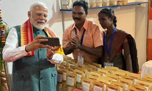 तमिलनाडु के आदिवासी जोड़े ने जनजातीय गौरव दिवस कार्यक्रम में PM Modi से मुलाकात पर खुशी जताई तमिलनाडु के आदिवासी जोड़े ने जनजातीय गौरव दिवस कार्यक्रम में PM Modi से मुलाकात पर खुशी जताई