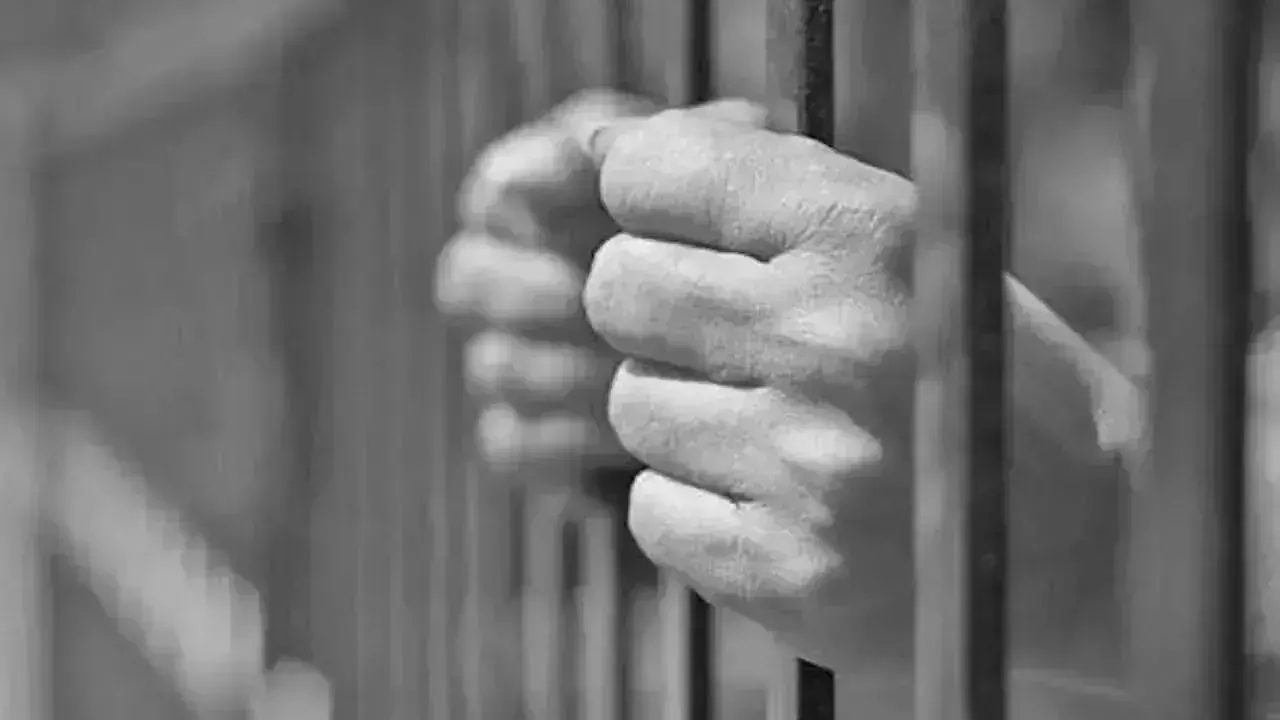 साइबराबाद EOW ने निवेश धोखाधड़ी के आरोप में 8 लोगों को गिरफ्तार किया साइबराबाद EOW ने निवेश धोखाधड़ी के आरोप में 8 लोगों को गिरफ्तार किया