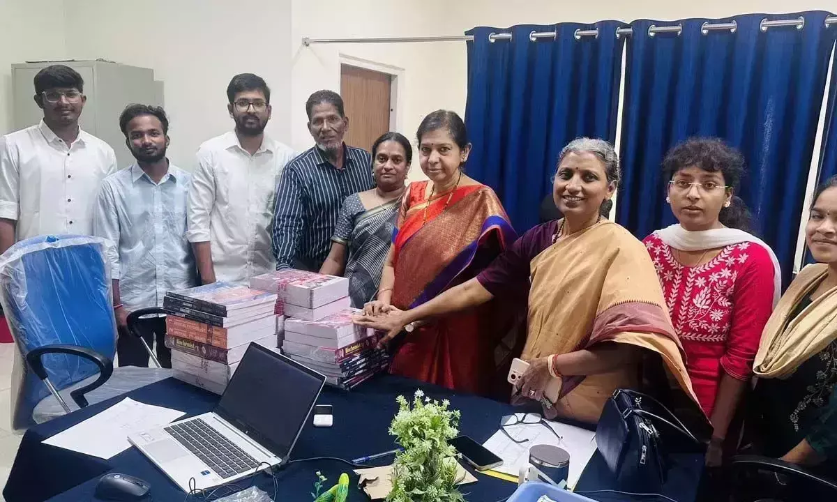 वरिष्ठों द्वारा जरूरतमंद MBBS फ्रेशर्स को मुफ्त अध्ययन सामग्री वितरित की गई वरिष्ठों द्वारा जरूरतमंद MBBS फ्रेशर्स को मुफ्त अध्ययन सामग्री वितरित की गई