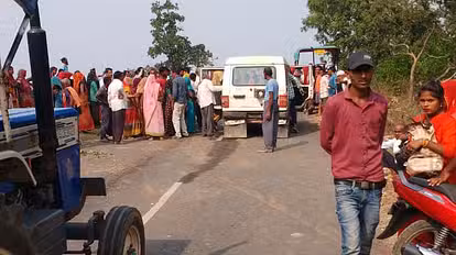 Shahdol: बोलेरो की टक्कर से मवेशी चरा रहे अधेड़ की मौत, दो मवेशियों ने भी तोड़ा दम Shahdol: बोलेरो की टक्कर से मवेशी चरा रहे अधेड़ की मौत, दो मवेशियों ने भी तोड़ा दम