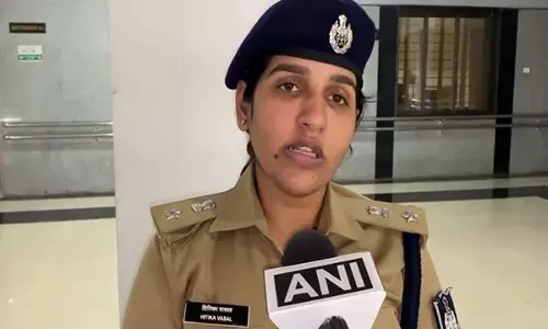 MP: इंदौर में पुलिस ने कंक्रीट मिक्सर ट्रक से 8000 लीटर अवैध शराब जब्त की