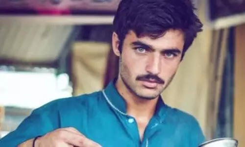 वायरल चायवाला Arshad Khan ने शार्क टैंक पाकिस्तान पर 1 करोड़ का निवेश हासिल किया वायरल चायवाला Arshad Khan ने शार्क टैंक पाकिस्तान पर 1 करोड़ का निवेश हासिल किया