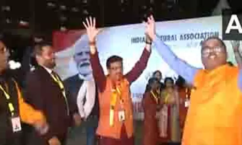 नाइजीरिया: भारतीय प्रवासी समुदाय के सदस्यों ने PM Modi के आगमन की प्रतीक्षा करते हुए लगाए नारे