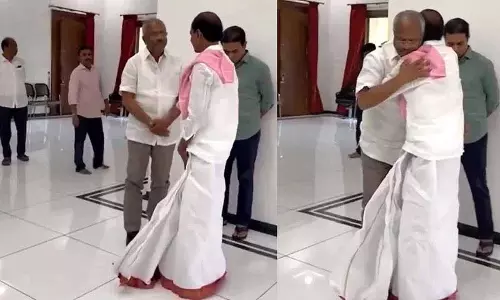 BRS प्रमुख काकर ने पूर्व मंत्री एस लक्मे रेड्डी को सांत्वना दी BRS प्रमुख काकर ने पूर्व मंत्री एस लक्मे रेड्डी को सांत्वना दी