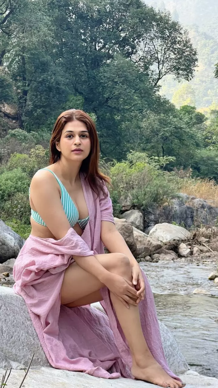 श्रद्धा दास ने फ्लॉन्ट किया फिगर