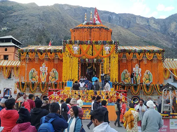 Badrinath Dham के कपाट बंद होने की रस्मों के तहत माता लक्ष्मी मंदिर में कढ़ाई भोग चढ़ाया गया