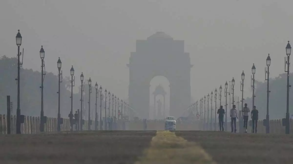 Delhi: दिल्ली में धुंध का कहर, AQI चौथे दिन भी गंभीर बना रहा