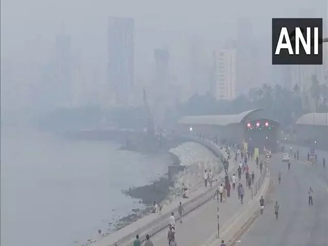 रविवार की सुबह Mumbai में कोहरा और धुंध छाई रही, AQI 179 पर पहुंचा