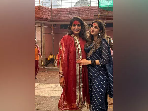 Raveena Tandon बेटी राशा के साथ बैद्यनाथ मंदिर गईं