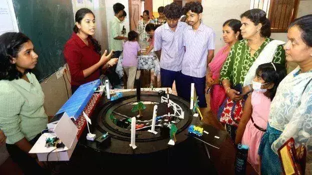 स्वचालित लेवल क्रॉस वाला Smart railway स्टेशन; बिजली पैदा करने वाला रेलवे स्टेशन