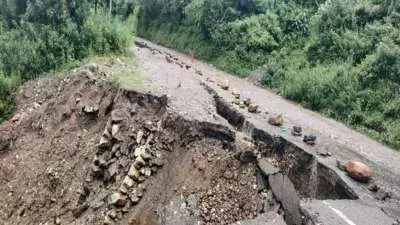 Nainital:  भूस्खलन के चलते यातायात ठप, रूट किया डायवर्ट