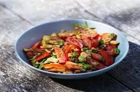 Tomato Peanut Salad: बच्चा सब्जियां खाने में दिखाता है नखरे, तो बनाएं टमाटर पीनट सलाद