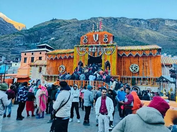 Badrinath Dham के कपाट बंद होने से पहले श्रद्धालुओं की भीड़ उमड़ी