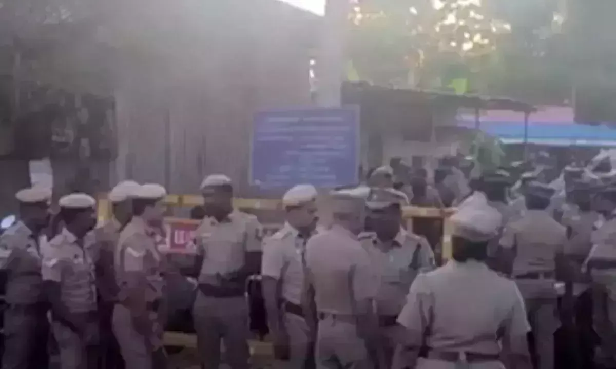 Tamil Nadu के मदुरै में विरोध प्रदर्शन के बाद भारी पुलिस तैनाती Tamil Nadu के मदुरै में विरोध प्रदर्शन के बाद भारी पुलिस तैनाती