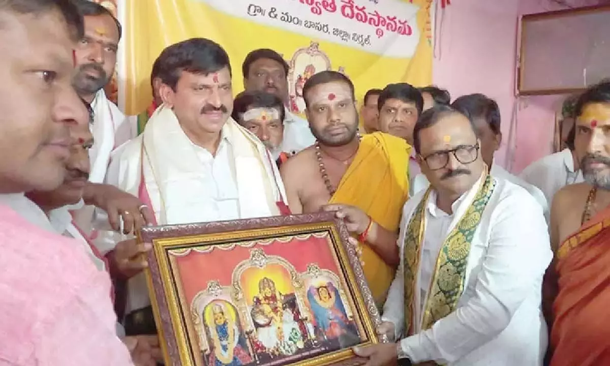 Telangana: मंत्री पोंगुलेटी ने बसारा मंदिर का दौरा किया