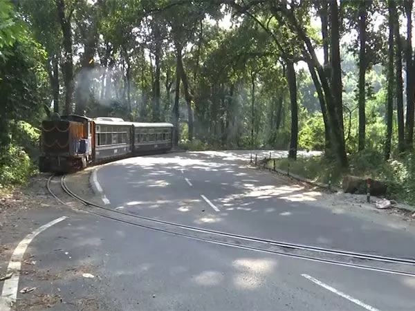 Darjeeling Himalayan Railway ने न्यू जलपाईगुड़ी-दार्जिलिंग के बीच टॉय ट्रेन सेवा फिर से शुरू की