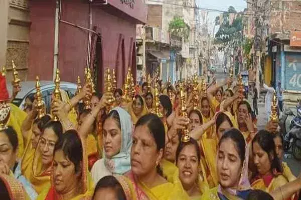 Hazaribagh: विश्व शांति महायज्ञ शुरू, घट यात्रा में उमड़ी भीड़