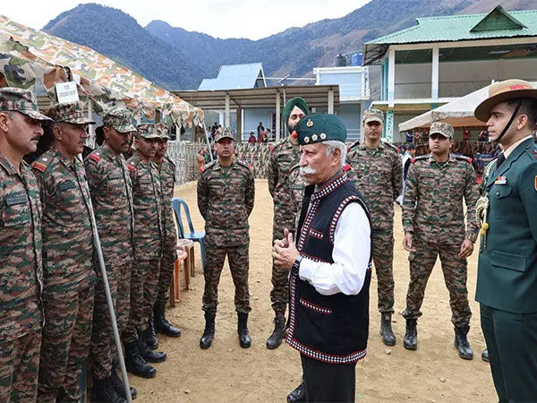 राज्यपाल ने LAC के पास सैनिकों से बातचीत की, जीवंत सीमावर्ती गांव मोनीगोंग का दौरा किया